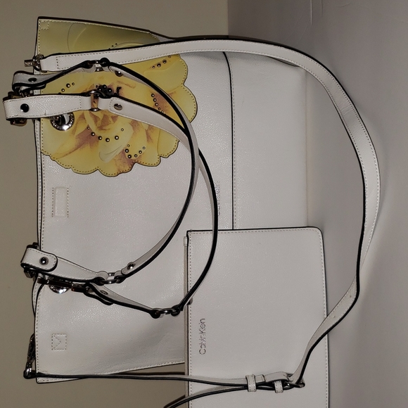 BEAUTIFUL  NeW Calvin Klein Tote with Matching Wristlet 🌼 Purse Bag Reversible - Picture 2 of 11